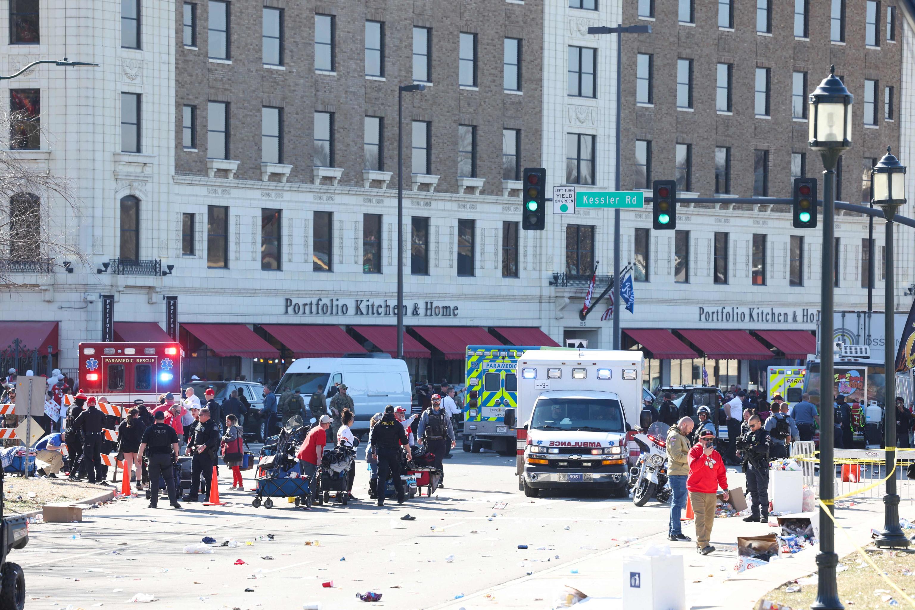 KANSAS CITY, MISSOURI - FEBRUARY 14: Law enforcement and medical personnel respond to a shooting at Union Station during the Kansas City Chiefs Super Bowl LVIII victory parade on February 14, 2024 in Kansas City, Missouri. Several people were shot and two people were detained after a rally celebrating the Chiefs Super Bowl victory.   Jamie Squire/Getty Images/AFP (Photo by JAMIE SQUIRE / GETTY IMAGES NORTH AMERICA / Getty Images via AFP)