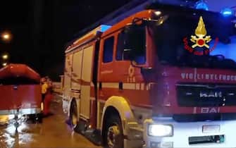 Un camion dei vigili del fuoco E' emergenza maltempo nelle Marche. Ad Ancona è straripato il torrente Aspio, intere zone della città e gran parte delle strade sono chiuse e le frazioni Paterno-Montesicuro sono isolate per alcune frane. Oltre 300 gli interventi dei Vigili del fuoco, 19 settembre 2024 ANSA/ ufficio stampa Vigili del fuoco ufficio stampa Vigili del fuoco ANSA PROVIDES ACCESS TO THIS HANDOUT PHOTO TO BE USED SOLELY TO ILLUSTRATE NEWS REPORTING OR COMMENTARY ON THE FACTS OR EVENTS DEPICTED IN THIS IMAGE; NO ARCHIVING; NO LICENSING NPK