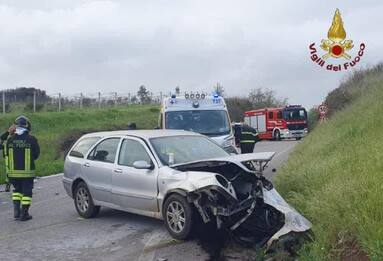 Roma, scontro tra tre auto sulla Pontina: morta una bimba