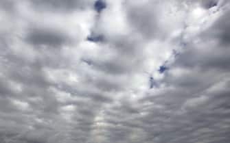 un cielo con le nuvole
