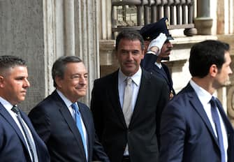 Il passaggio della campanella tra Giorgia Meloni e Mario Draghi