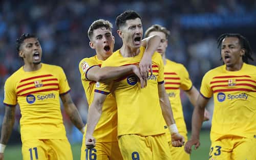 epa11162112 FC Barcelona's striker Robert Lewandowski (C) celebrates after scoring the 1-2 goal from the penalty spot during the Spanish LaLiga soccer match between RC Celta Vigo and FC Barcelona, in Vigo, Spain, 17 February 2024.  EPA/Salvador Sas