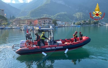 I sommozzatori dei vigili del fuoco stanno ancora cercando la turista tedesca 20enne caduta da una barca e dispersa da ieri nel lago d'Iseo. La ricostruzione dell'accaduto si concentra però non più su un tuffo volontario, come era apparso nelle prime ore, ma su un incidente. Una delle altre ragazze che erano sull'imbarcazione avrebbe infatti preso i comandi accelerando all'improvviso e causando la caduta della 20enne in acqua. I carabinieri hanno denunciato la giovane - 23 anni, anche lei di nazionalità tedesca - che ha effettuato la manovra. Il pm di turno Giovanni Tedeschi sta valutando le ipotesi di reato.
ANSA/Vigili del Fuoco +++ ANSA PROVIDES ACCESS TO THIS HANDOUT PHOTO TO BE USED SOLELY TO ILLUSTRATE NEWS REPORTING OR COMMENTARY ON THE FACTS OR EVENTS DEPICTED IN THIS IMAGE; NO ARCHIVING; NO LICENSING +++ NPK