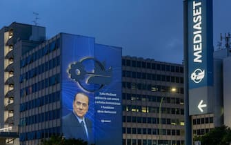 Milano - Milano, messaggio luminoso in memoria di Silvio Berlusconi sulla facciata della sede di Mediaset a Cologno Monzese (Milano - 2023-06-13, Massimo Alberico) p.s. la foto e' utilizzabile nel rispetto del contesto in cui e' stata scattata, e senza intento diffamatorio del decoro delle persone rappresentate