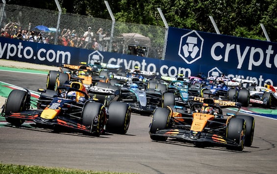 https://static.sky.it/editorialimages/285083f8ed655c6834aaad0609539607c61913ef/skysport/it/motori/formula-1/video/2025/05/18/f1-gp-imola-bobbi-commento-video/verstappen-piastri-sorpasso-ipa.jpg?im=Resize,width=565