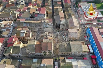 Le fiamme e il fumo dopo l'esplosione di una palazzina a Ravanusa