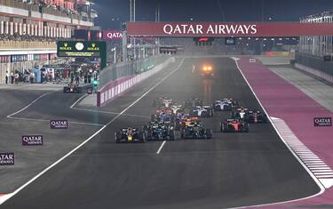 LOSAIL INTERNATIONAL CIRCUIT, QATAR - OCTOBER 08: start of race. Max Verstappen, Red Bull Racing RB19 George Russell, Mercedes F1 W14 Sir Lewis Hamilton, Mercedes-AMG during the Qatar GP at Losail International Circuit on Sunday October 08, 2023 in Losail, Qatar. (Photo by Mark Sutton / Sutton Images)