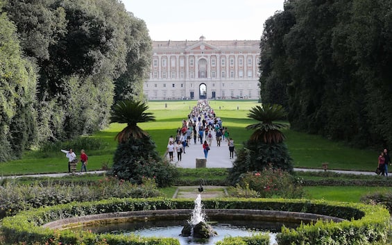 Reggia di Caserta, rubava l Reggia di Caserta, rubava l