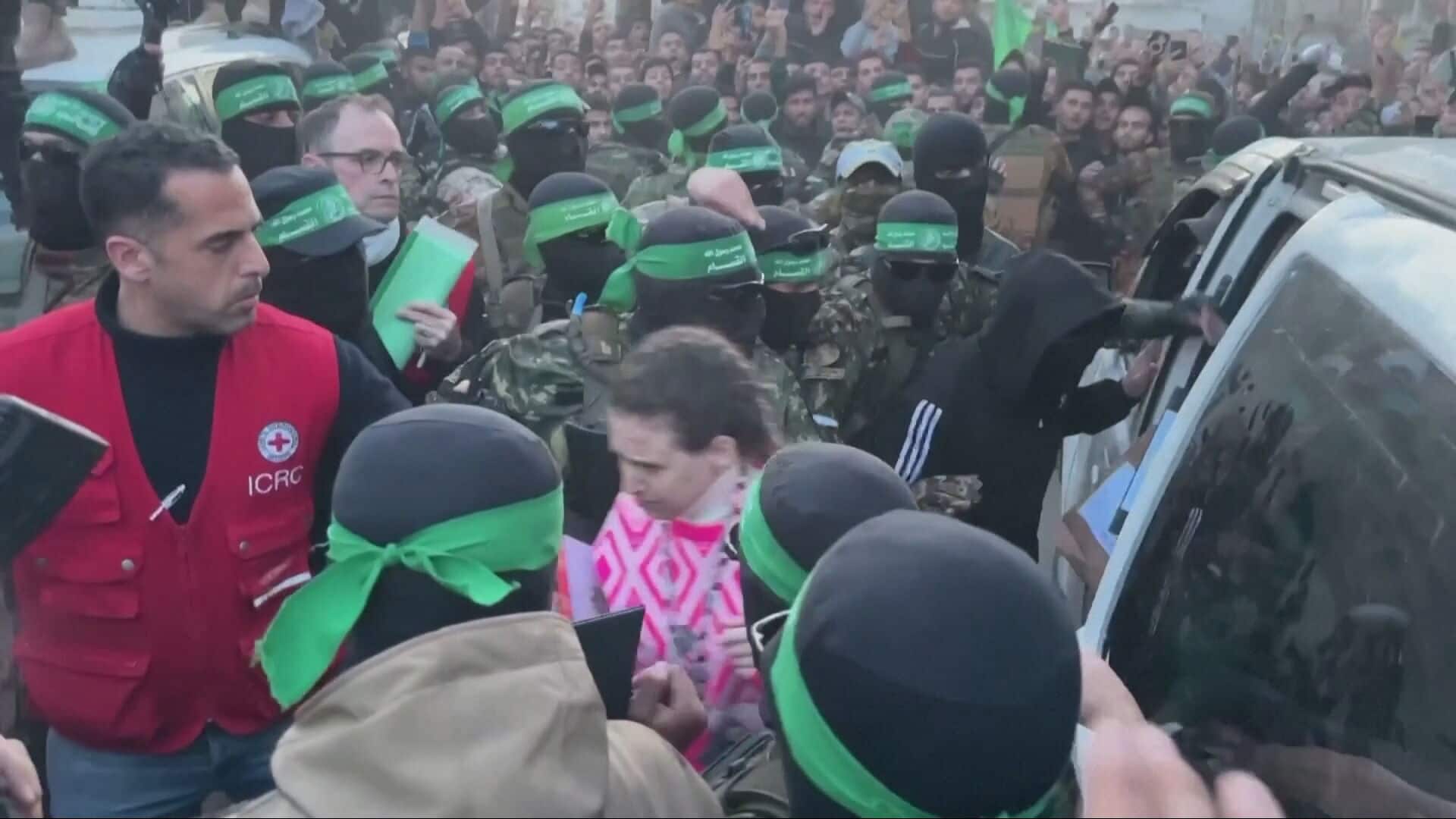 La consegna delle tre donne ostaggio di Hamas alla Croce Rossa La consegna delle tre donne ostaggio di Hamas alla Croce Rossa