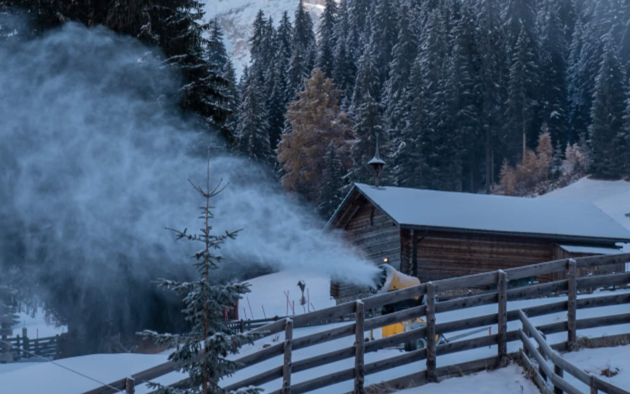 Cannoni di innevamento in azione in Alta Badia