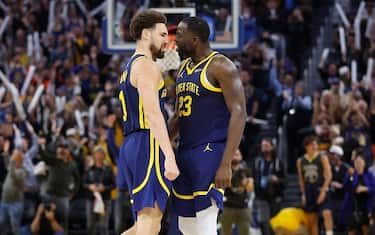 SAN FRANCISCO, CALIFORNIA - NOVEMBER 01: Klay Thompson #11 of the Golden State Warriors celebrates his go-ahead basket late in the fourth quarter with Draymond Green #23 against the Sacramento Kings at Chase Center on November 01, 2023 in San Francisco, California. NOTE TO USER: User expressly acknowledges and agrees that, by downloading and or using this photograph, User is consenting to the terms and conditions of the Getty Images License Agreement. (Photo by Lachlan Cunningham/Getty Images)