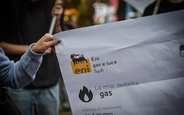 La protesta contro il caro bollette sotto la sede dell'Arera, l'Autorità di Regolazione per Energia Reti e Ambiente, in piazza Cavour, Milano, 3 Ottobre 2022. ANSA/MATTEO CORNER