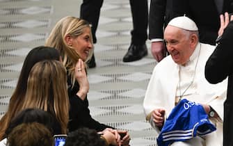 Pope Francis receives a football jersey from Cathryn White Cooper and the daughters, widow of Gianluca Vialli, football player who recently died, during his weekly general audience in Paolo VI hall, Vatican, 8 February 2023.
ANSA/MAURIZIO BRAMBATTI