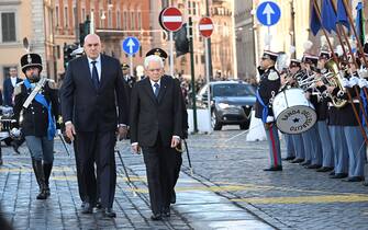 Il presidente della Repubblica Sergio Mattarella e il ministro della Difesa Guido Crosetto in occasione della deposizione di una corona al monumento al Milite Ignoto presso l’altare della Patria in occasione delle celebrazioni per la festa delle Forze Armate. Roma, 4 novembre 2023. 
Italian president Sergio Mattarella (R), flanked by Italian minister of Defence Guido Crosetto (L), arrives to attend the laying of a wreath at the monument to the Unknown Soldier at the Altar of the Fatherland on the occasion of the celebrations for the Armed Forces Day, Rome, Italy, 4 November 2023. ANSA/CLAUDIO PERI