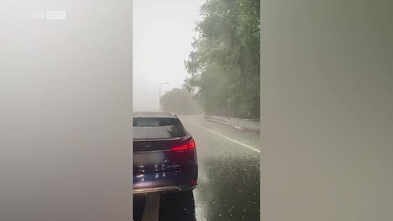 Maltempo Milano, forte pioggia e grandine: traffico in tilt Maltempo Milano, forte pioggia e grandine: traffico in tilt