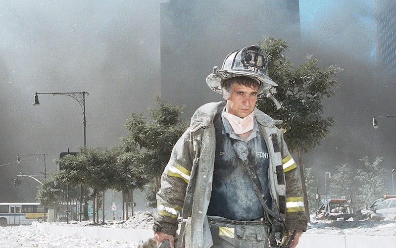 Torri gemelle NEW YORK - SEPTEMBER 11: An unidentified New York City firefighter walks away from Ground Zero after the collapse of the Twin Towers September 11, 2001 in New York City. The World Trade Center's Twin Towers and the Pentagon were attacked by terrorists using commercial airliners as missiles. (Photo by Anthony Correia/Getty Images)