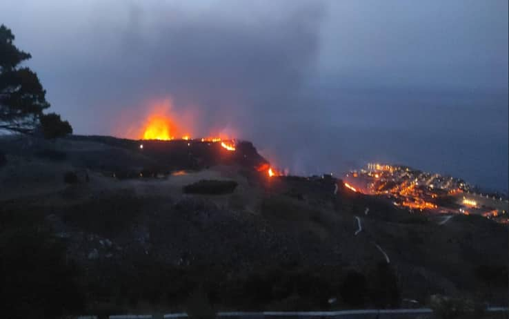 Una foto dell'incendio a Erice nella serata di domenica