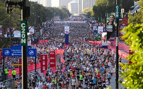 epa12449023 Runners start the Chicago Marathon in Chicago, Illinois, USA, 12 October 2025. Some 53 thousand runners participated in the 2025 Chicago Marathon.  EPA/MATT MARTON