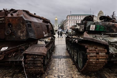 TOPSHOT - Pedestrians look at the destroyed Russian military vehicles at an open air exhibition of destroyed Russian equipment in Kyiv on January 5, 2023. (Photo by Sameer Al-DOUMY / AFP) (Photo by SAMEER AL-DOUMY/AFP via Getty Images)