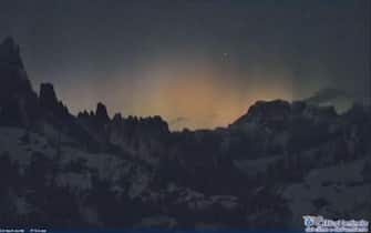 L'aurora boreale ripresa ieri dalle webcam sul Piemonte e Nord Italia, 06 novembre 2023.  ANSA/WEBCAM WEB +++ATTENZIONE LA FOTO NON PUO' ESSERE PUBBLICATA O RIPRODOTTA SENZA L'AUTORIZZAZIONE DELLA FONTE DI ORIGINE CUI SI RINVIA+++ +++NO SALES; NO ARCHIVE; EDITORIAL USE ONLY+++NPK+++