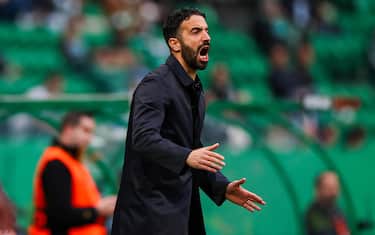 epa11202501 Sporting head coach Ruben Amorim yells during the UEFA Europa League round of sixteen first leg soccer match between Sporting CP and Atalanta BC in Lisbon, Portugal, 06 March 2024.  EPA/JOSÉ SENA GOULÃO