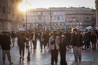 Gente in centro città la domenica pomeriggio ultimo giorno di zona gialla in Lombardia