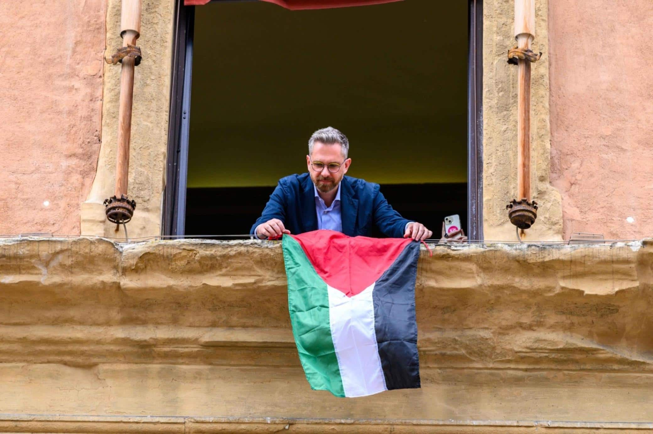 Il Comune di Bologna espone la bandiera della Palestina, 29 maggio 2024. "Come sindaco di un Comune storicamente schierato per la Pace, la non violenza e la salvaguardia dei diritti umani - dice il sindaco Matteo Lepore - Ë per me doveroso prendere posizione cosÏ come agire per garantire la maggiore coesione sociale possibile nella nostra citt‡. Per questo esporremo a Palazzo D'Accursio, accanto allo striscione per il cessate il fuoco, la bandiera della Palestina. Prendiamo parte in favore delle vittime e dei diritti umani, ancora una volta quindi. Non possiamo e non vogliamo restare in silenzio, perchÈ restare in silenzio di fronte a questa violenza vuol dire accettarla. L'attuale Governo israeliano deve fermarsi e riaprire il fronte del dialogo. Quando questo avverr‡ e sar‡ ripristinato pienamente il diritto internazionale, esporremo accanto alla bandiera palestinese anche quella israeliana".   NPK   ANSA / Ufficio stampa Comune di Bologna  +++ ANSA PROVIDES ACCESS TO THIS HANDOUT PHOTO TO BE USED SOLELY TO ILLUSTRATE NEWS REPORTING OR COMMENTARY ON THE FACTS OR EVENTS DEPICTED IN THIS IMAGE; NO ARCHIVING; NO LICENSING +++