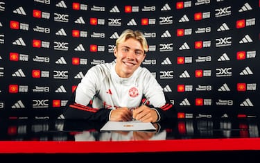 MANCHESTER, ENGLAND - AUGUST 05: (EXCLUSIVE COVERAGE) Rasmus Hojlund of Manchester United poses after signing for the club at Carrington Training Ground on August 05, 2023 in Manchester, England. (Photo by Manchester United/Manchester United via Getty Images)