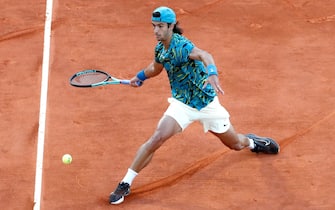epa10571255 Lorenzo Musetti of Italy in action against Novak Djokovic of Serbia during their third round match at the Monte-Carlo Rolex Masters tournament in Roquebrune Cap Martin, France, 13 April 2023.  EPA/SEBASTIEN NOGIER