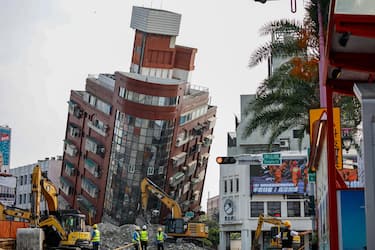 epa11257913 Workers gather at the wreckage of a collapsed residential building following the 03 April magnitude 7.4 earthquake in Hualien, Taiwan, 04 April 2024. According to data released by Taiwan's National Fire Agency, the earthquake has taken at least nine lives and injured hundreds, making it the strongest earthquake in 25 years.  EPA/DANIEL CENG