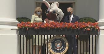 Casa Bianca, anche Easter Bunny indossa la mascherina