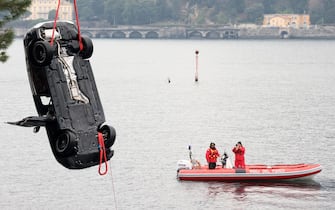 L'auto ripescata dal lago di Como