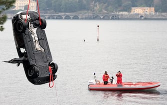 Le operazioni di recupero dei veicolo che ieri notte è caduto nel lago di Como. Ancora incerta la dinamica dei fatti che ha portato alla morte di una donna, Tiziano Tozzo di 45 anni, e di un uomo, Moragn Algeri di 38 anni. Como 7 Gennaio 2024.
ANSA / MATTEO BAZZI