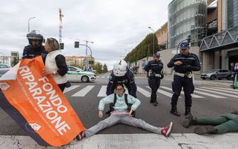 Foto Stefano Porta/LaPresse 16-10-2023 Milano, Italia - Cronaca - Gli attivisti di Ultima Generazione bloccano il traffico all’incrocio fra Viale Scarampo e Via Colleoni

October 16, 2023 Milan, Italy - News - Gli attivisti di Ultima Generazione bloccano il traffico all'incrocio tra Viale Scarampo e Via Colleoni