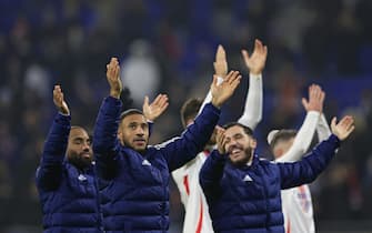 epa11773710 Lyon players applaud to supporters after winning the UEFA Europa League match between Olympique Lyonnais and Eintracht Frankfurt, in Lyon, France, 12 December 2024.  EPA/GUILLAUME HORCAJUELO