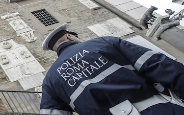 Agente della Polizia Municipale davanti al Campidoglio. Roma 3 febbrario 2017, ANSA/GIUSEPPE LAMI