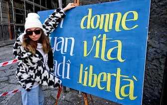 La manifestazione davanti al teatro Trianon di Napoli contro le violenze in Iran promossa da Marisa Laurito al quale hanno aderito numerosi artisti e associazioni con una petizione che in pochi giorni ha raccolto 85mila firme, 7 gennaio 2023
ANSA / CIRO FUSCO