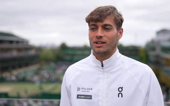 https://static.sky.it/editorialimages/29217ab904c956cfeead592a0ecbe28de3d9b520/skysport/it/tennis/video/2025/07/05/cobolli-wimbledon-2025-intervista-video/screen_cobolli_sky.jpg?im=Resize,width=565