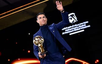 epa11092542 A handout picture dated on 19 January 2024 released by Globe Soccer shows Portuguese Cristiano Ronaldo  posing with his award for Fans_ Favourite Player of the Year  during the Globe Soccer Awards ceremony in Dubai United Arab Emirates.  EPA/GLOBE SOCCER / HANDOUT