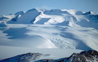 Mount Lister, 4025m above sea-level, in the Royal Society Range in the transantarctic mountains. | Location: Royal Society Range, Transantarctic Mountains, Antarctica.