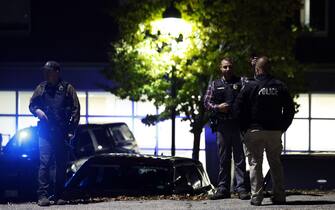 epa10939764 Police officers stand guard in front of the Central Maine Medical Center after a man reportedly opened fire killing and injuring numerous people in Lewiston, Maine, USA, 25 October 2023. Early reports indicate as many as 20 people have been killed, and dozens injured. Police are still searching for the suspect.  EPA/CJ GUNTHER