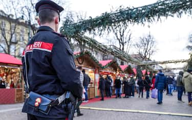 A Torino si intensificano i controlli delle forze dell'ordine ai mercatini di Natale, dopo l'attentato in Germania. Nelle foto, il presidio dei Carabinieri in piazza Solferino, il 22 dicembre 2024 ANSA/JESSICA PASQUALON
