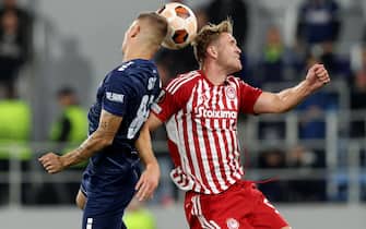 epa10902346 Olympiacos' Ola Solbakken (R) in action against TSC's Bence Sos (L) during the UEFA Europa league group A soccer match between TSC and Olympiacos in Backa Topola, Serbia, 05 October 2023.  EPA/ANDREJ CUKIC