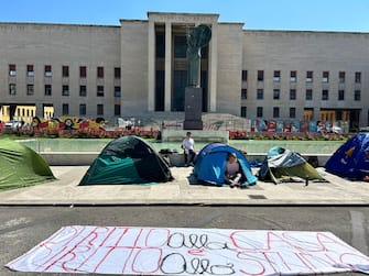 Leone, 21 anni, coordinatore di Sinistra Universitaria con i ragazzi delle tende (Roma dopo Milano) e il gruppo di lavoro di Bernini durante la protesta all'esterno della Sapienza contro il caro affitti, Roma, 9 Maggio 2023. ANSA/ANNACHIARA DI MOTTOLA