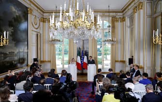 epa10702109 French President Emmanuel Macron (C-R) and Italy's Prime Minister Giorgia Meloni (C-L) hold a joint press conference at the Elysee Palace in Paris, France, 20 June 2023. Giorgia Meloni is on an official visit to France.  EPA/LUDOVIC MARIN / POOL MAXPPP OUT