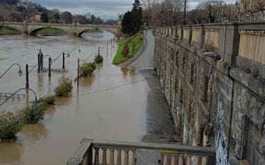 Pausa nel maltempo dopo le abbondanti piogge del weekend, con nevicate oltre i 1.000 metri e a quote pi˘ basse nel Cuneese. Nelle ultime 24 ore - come hanno rilevato le stazioni meteo di Arpa (Agenzia regionale per la protezione civile) sono caduti 142 millimetri di pioggia a Luserna San Giovanni e 133 a Talucco, nel Pinerolese; 129 millimetri a Barge (Cuneo), 82 nel centro di Torino. Il colmo della piena del Po a Torino Ë prevista nella mattinata e i Murazzi sono chiusi da ieri pomeriggio .