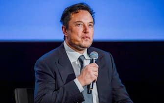 epa10144986 Tesla-founder Elon Musk speaks at a discussion forum during the Offshore Northern Seas (ONS) Conference, in Stavanger, Norway, 29 August 2022. The ONS is taking place from 29 August to 01 September 2022 and brings together international industry executives to discuss on 'the future of the energy industry, including new technologies, new forms of leadership and new business models', as the organizers describes it on their website.  EPA/Carina Johansen NORWAY OUT