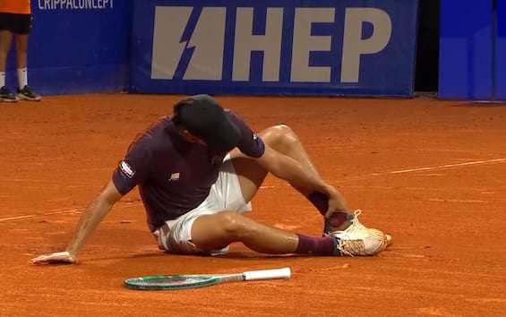 https://static.sky.it/editorialimages/29612e6af4a497543b6790dc0bbc80d11c91d4e8/skysport/it/tennis/video/2025/07/26/darderi-atp-umago-infortunio-caviglia-video/darderi_screen_2.jpg?im=Resize,width=565