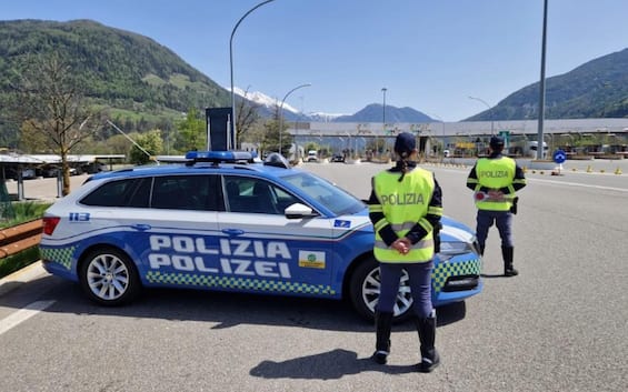 pap224 dimentica le figlie in autogrill sull a22 le salvano gli agenti della polstrada