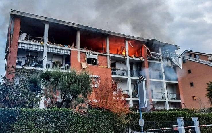 L'edificio in fiamme a Pinerolo